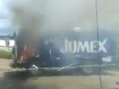 Presuntos normalistas queman tres camiones en Michoacán; exigen plazas automáticas