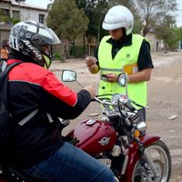 Locura en Neuquén Capital: una motociclista golpeó a efectivos durante un control