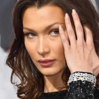 ¡Mucha transparencia! Bella Hadid se puso un atuendo traicionero y dejó ver ¿No tenía puesta?