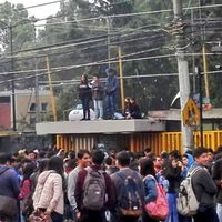 Estudiantes bloquean acceso a la Prepa 5 y tramo de Calzada del Hueso