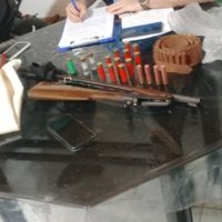 Secuestraron armas y municiones en dos allanamientos en Centenario; un hombre fue detenido