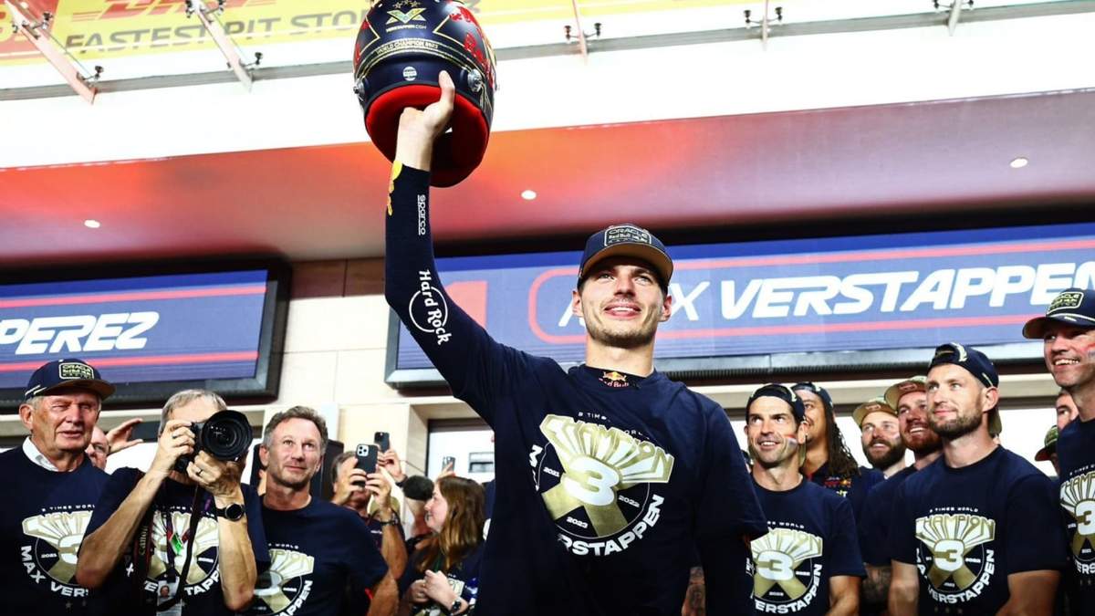 El piloto de Red Bull Max Verstappen de los Países Bajos celebra con su equipo después de ganar la carrera de automóviles del Gran Premio de Fórmula Uno de Qatar