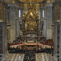 Jóvenes iban por la canonización de un santo millennial; se quedaron al funeral del papa Francisco