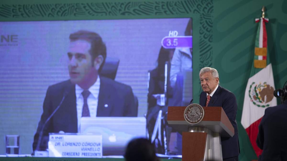 El presidente López Obrador y el consejero presidente del INE, Lorenzo Córdova
