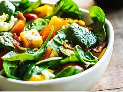 Nutrición gratis: la planta que crece como yuyo en el jardín y que se puede comer en ensalada
