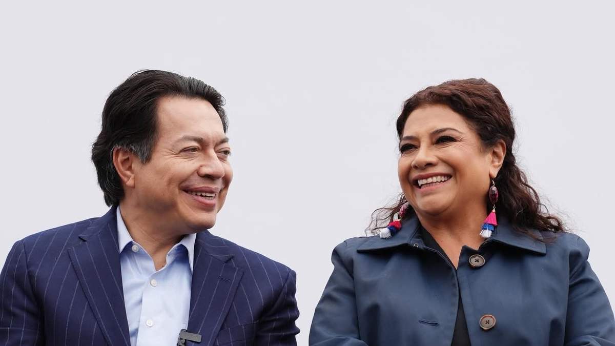 El secretario de Educación Pública, Mario Delgado, con la jefa de gobierno de la Ciudad de México, Clara Brugada en la entrega de tarjetas de las becas Benito Juárez