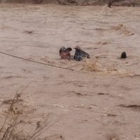 Vaqueros "lazan" a hombre arrastrado por la corriente del río en Cumpas, Sonora (Video)