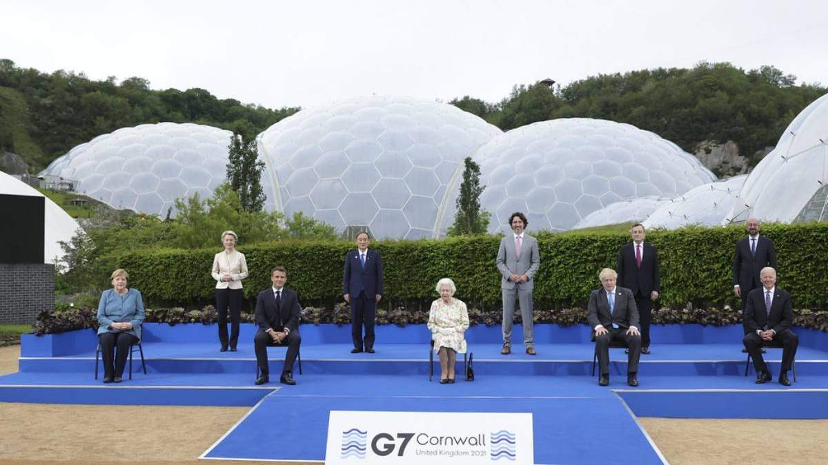 Los integrantes del G7 y la reina Isabel