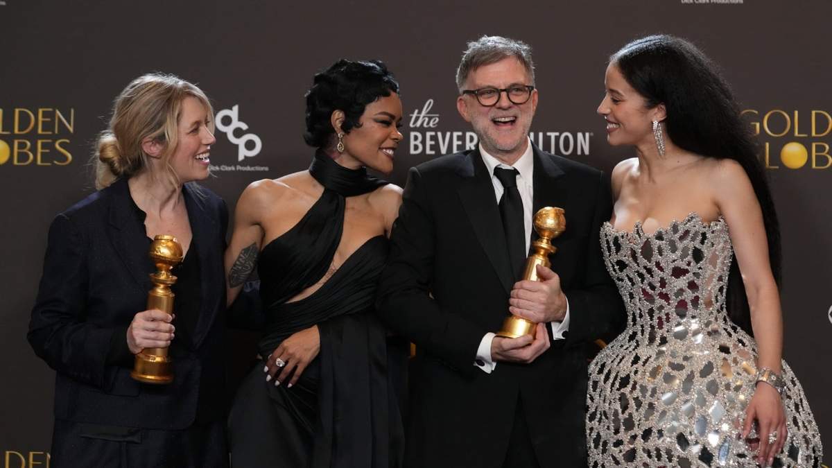 Sara Murphy, de izquierda a derecha, Teyana Taylor, Paul Thomas Anderson y Chase Infiniti posan en la sala de prensa con el premio a la mejor película musical o comedia por "One Battle After Another" durante la 83.ª edición de los Globos de Oro el domingo 11 de enero de 2026