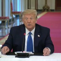 Trump continúa su embestida contra agencia de salud de EU que combate el covid-19