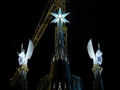 Se iluminan dos nuevas torres de la Sagrada Familia de Barcelona