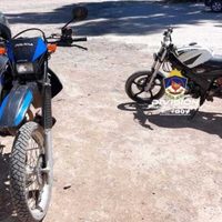 Detuvieron a dos motociclistas sin papeles y con una batería