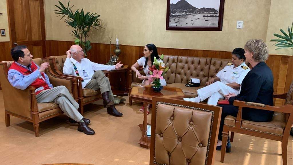 El embajador Ken Salazar se reúne con la gobernadora de Colima Indira Viscaíno