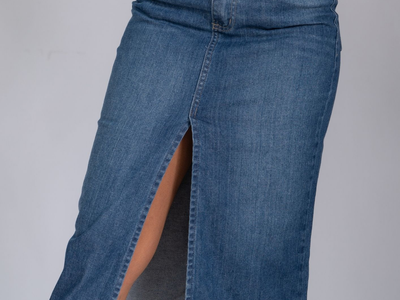 Con el jean que ibas a tirar, hacé vos misma la pollera que es tendencia y que usan Pampita y Zaira Nara