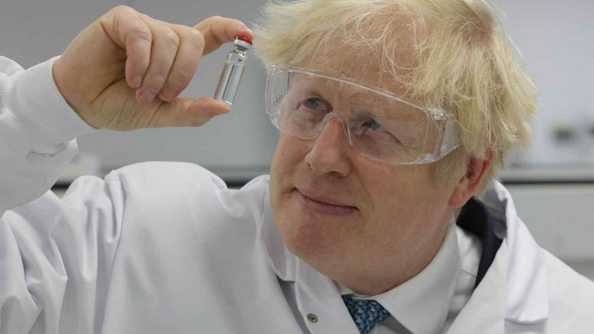 El primer ministro del Reino Unido, Boris Johnson, con una de las ampollas del antídoto contra la COVID 19. Fuente: (Twitter)