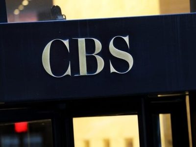 Directora de CBS News renuncia durante disputas legales con Trump