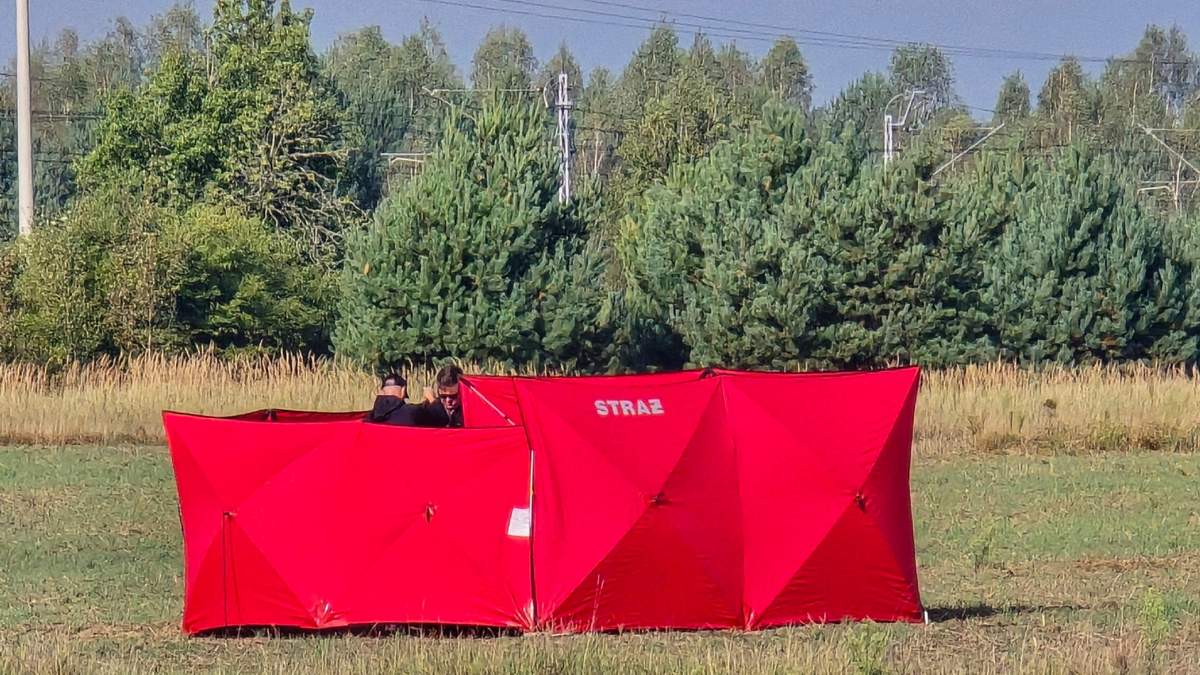 Bomberos aseguran partes de un dron derribado por las autoridades polacas en un lugar en Czosnowka, cerca de Biala Podlaska, Polonia, el miércoles 10 de septiembre de 2025