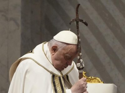 El Papa, con aparente buen estado, da órdenes a los sacerdotes en la misa del Jueves Santo