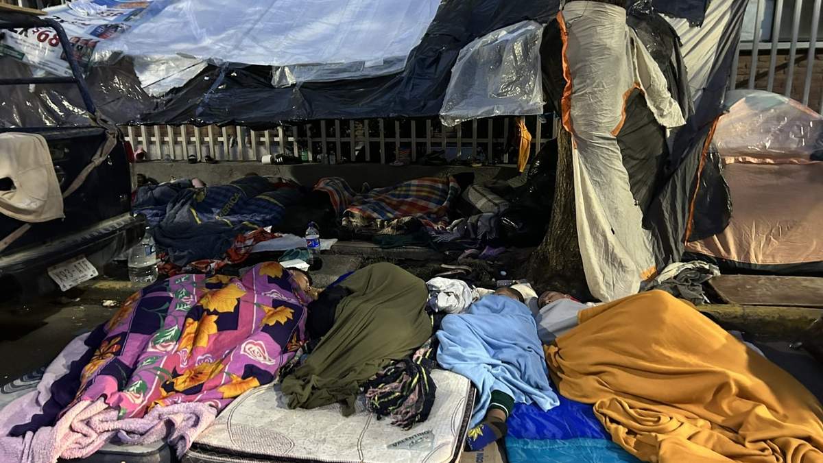 Migrantes. Colchones desgastados y colocados directamente sobre la calle; casas de campaña y bolsas de basura apiladas