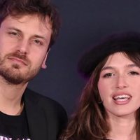 Así es la minimalista casa de Andrés Gil y Cande Vetrano: plantas de hojas XL, huerta propia y un divino jardín