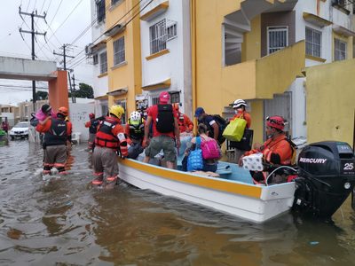 Aún bajo el agua, habitantes de Tabasco reparten culpas por inundaciones