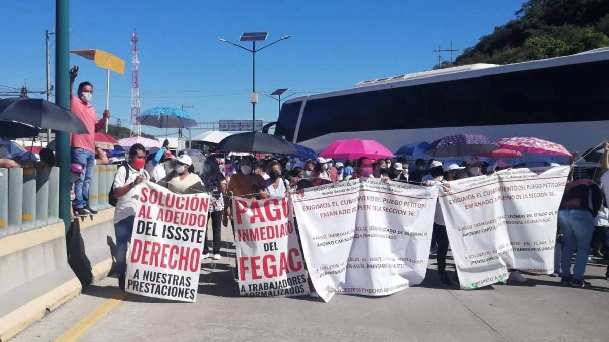 Trabajadores de Salud en Guerrero durante el bloqueo en la autopista del Sol para exigir solución a la deuda con el ISSSTE