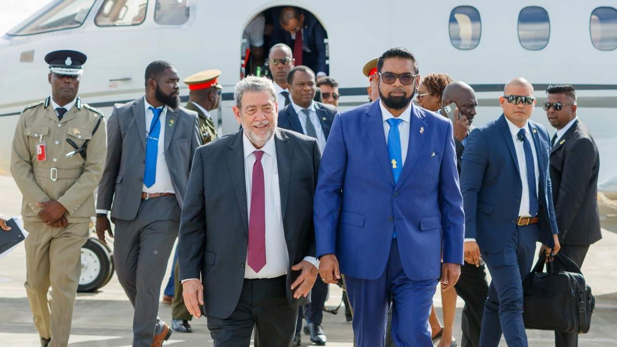 El presidente de Guyana Irfaan Ali (derecha) con el primer ministro de San Vicente y las Granadinas, Ralph Gonsalves
