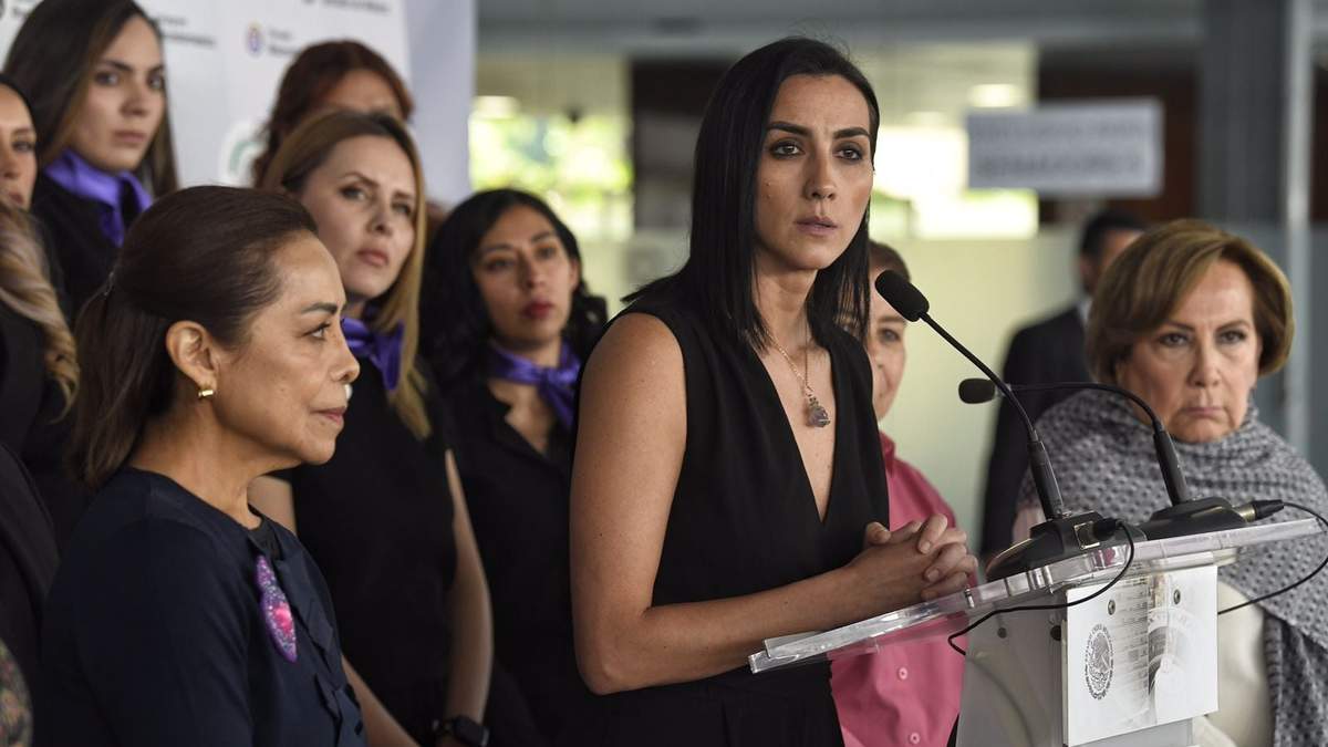 Victoria Figueiras, madre de la menor, acompañada de Josefina Vázquez Mota, María Guadalupe Covarrubias Cervantes y otras senadoras