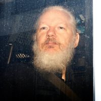 Temen por la salud de Julian Assange: piden por atención urgente