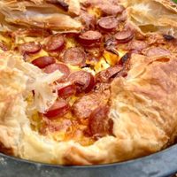 Tarta de salchicha parrillera: la bomba de sabor que necesitás para este sábado y comer en familia