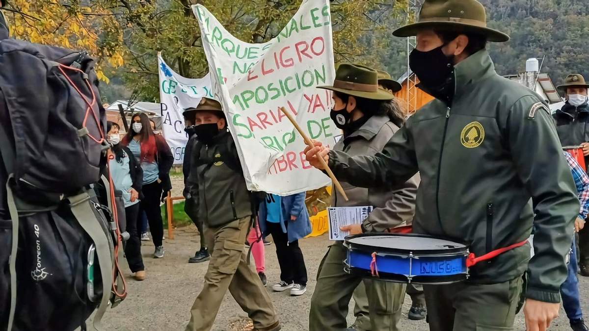 Trabajadores de Parques Nacionales en una protesta. Fuente: (Twitter)