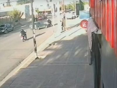 Se entregó la mujer que chocó una moto y escapó; no tenía licencia para conducir