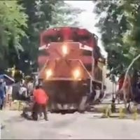 Tres personas salvan a un hombre en silla de ruedas de ser arrollado por el tren (Video)