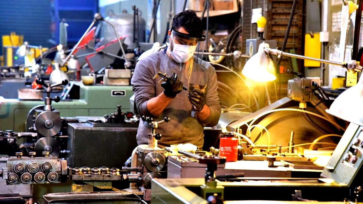 La actividad industrial tuvo un aumento mensual, pero cayó a nivel anual. Fuente: (Twitter)