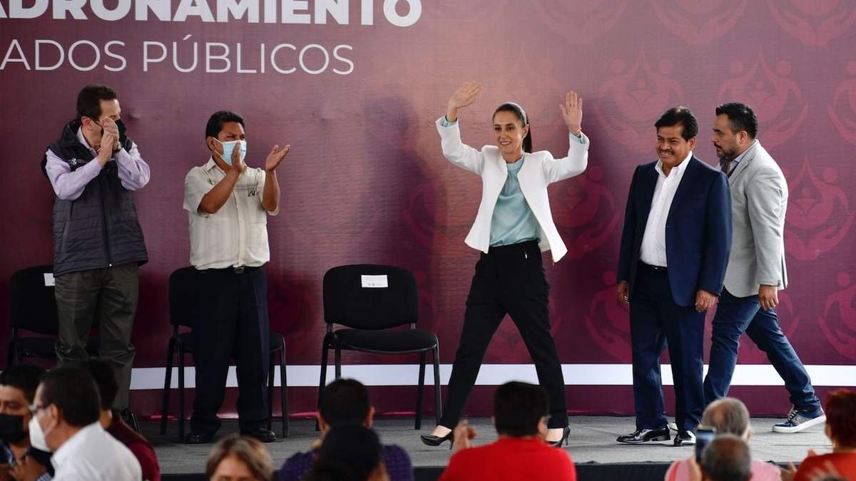 La jefa de gobierno en la entrega de Cédulas de Empadronamiento a Locatarios de Mercados Públicos