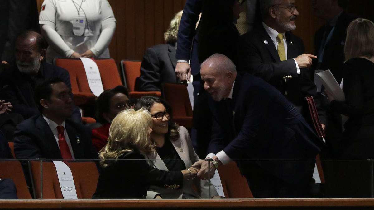 Lula saluda a Jill Biden en la toma de posesión de Sheinbaum