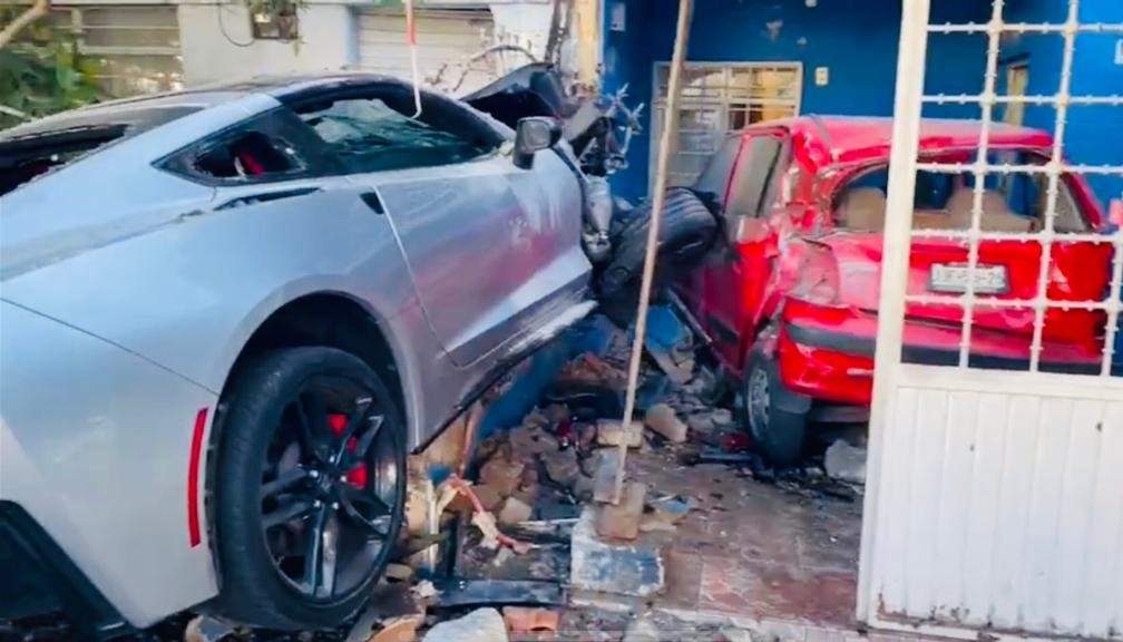Mujer impacta un Corvette en la casa de su exnovio en Jalisco