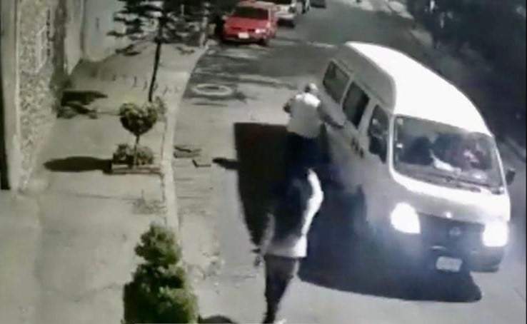 Mujer persigue a su agresor, quien intentó violarla en la colonia La Mancha 1, en Naucalpan