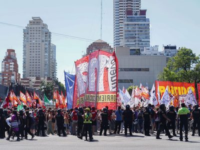 La izquierda se movilizó a la embajada de Estados Unidos