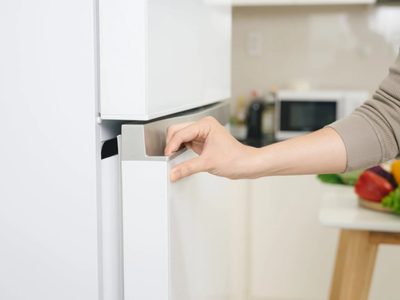 Con pocos ingredientes: el truco de la abuela para eliminar el moho en la goma de la heladera