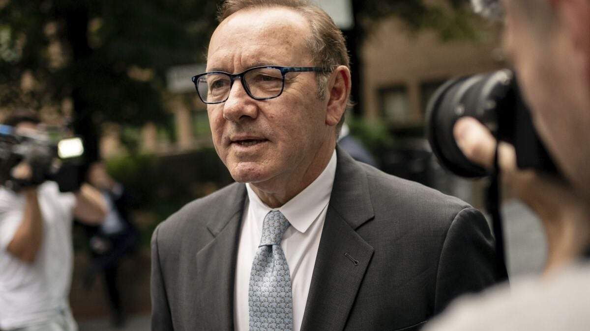 El actor Kevin Spacey sale del Tribunal de la Corona en Southwark, Londres