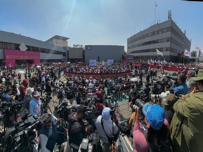 Sheinbaum arremete desde la explanada del INE contra la “Marcha por la Democracia”