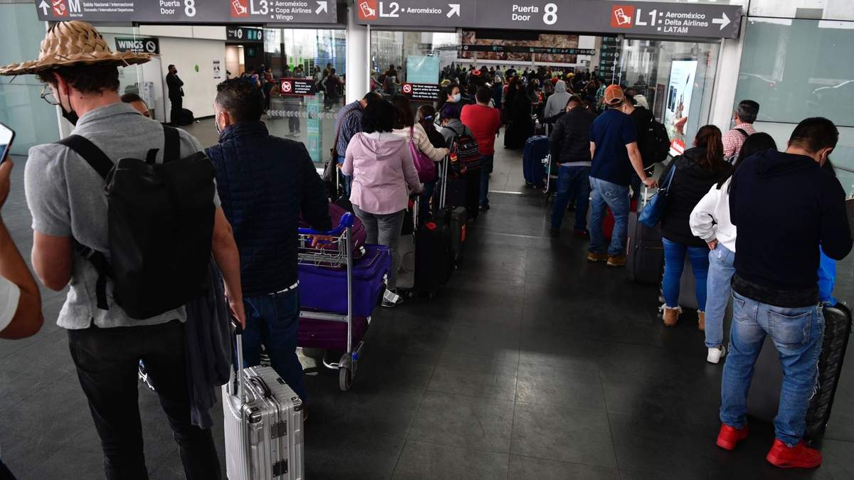 Largas filas en los mostradores de Aeroméxico en la Terminal 2 del AICM