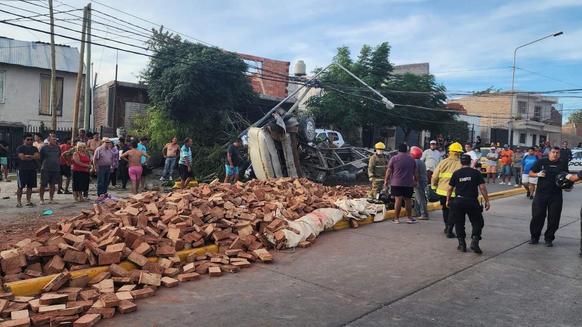 Los ladrillos quedaron esparcidos por toda la calle mientras que el habitáculo del camión quedó destruido. Fuente: (@MovilRigo)