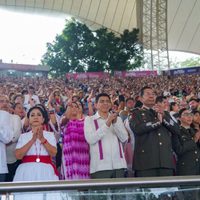 Reprochan a Salomón Jara actitud machista ante protesta simbólica de Ángeles Cruz en la Guelaguetza