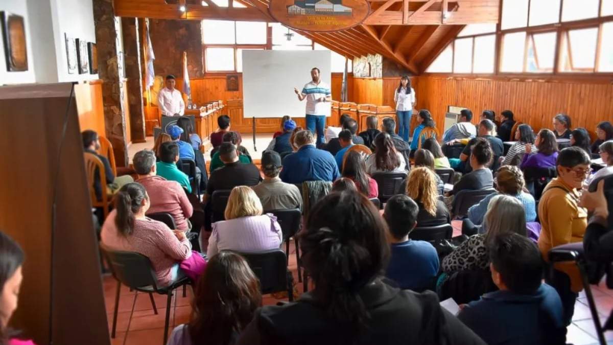 Esteban Junca, inspector provincial de Personas Jurídicas de Neuquén brinda una charla sobre regularización