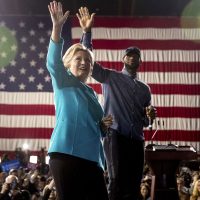 Con maratónicos cierres de campaña, Clinton y Trump intentan vencer apatía electoral