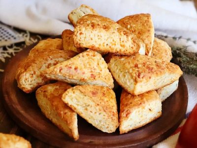Con 1 solo huevo y sin manteca, prepará estos scones de queso más ricos que los de la panadería