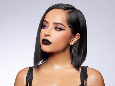 "¡Se abrió de más!" Becky G desde la cama, sin maquillaje y con su bata que mostró todo