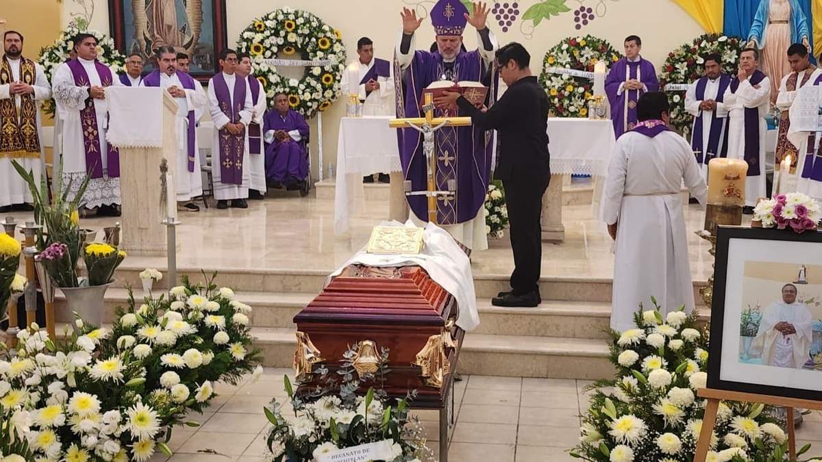 Feligreses despiden al sacerdote Bertoldo Pantaleón Estrada, quien fue asesinado en Mezcala